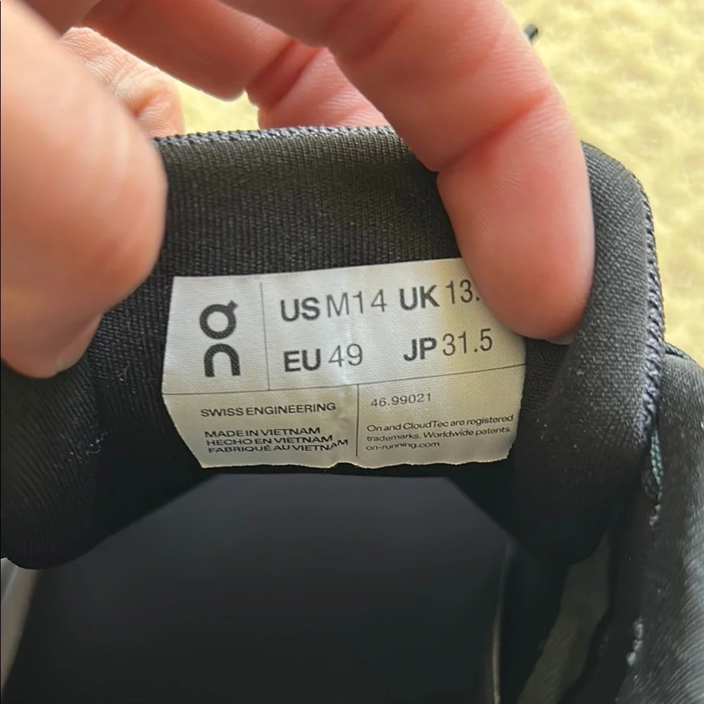 Cloud runner Like New On Running Sneakers in Gray and Black - Picture 8 of 8